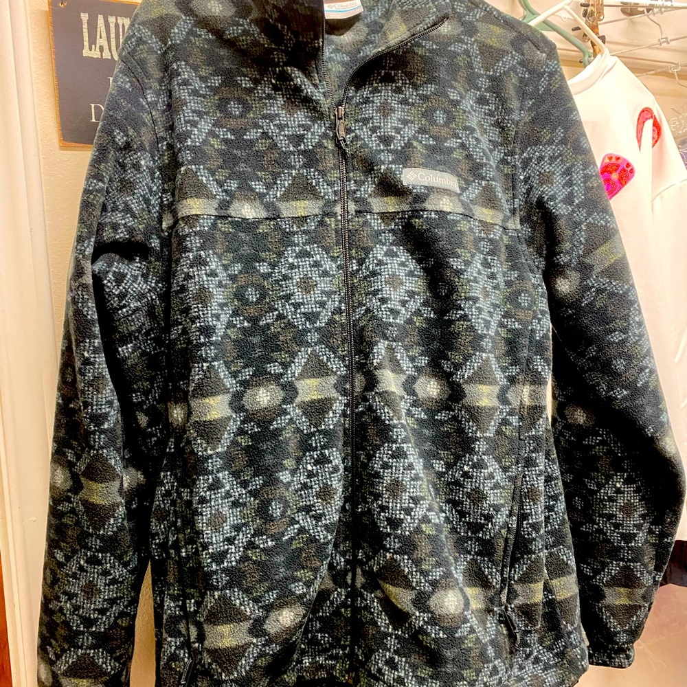 Columbia zipper jacket. Shell is 100% polyester. Size M hardly worn.